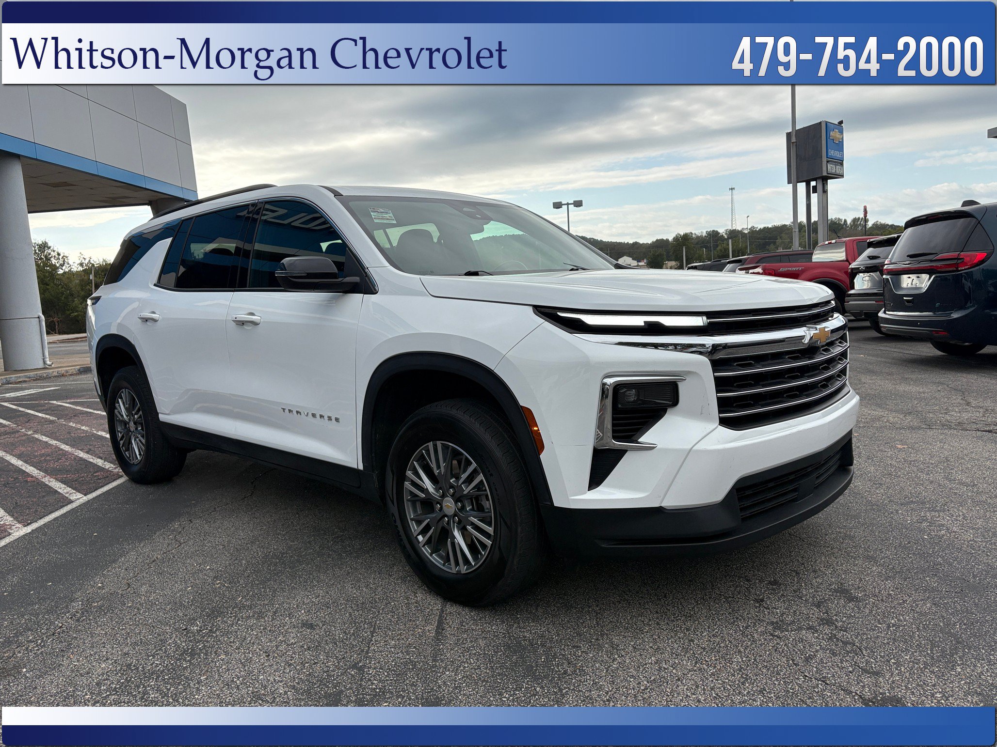 Used 2025 Chevrolet Traverse LT FWD image 3