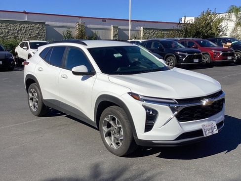 Used 2025 Chevrolet Trax LT w/ LT Convenience Package image 4