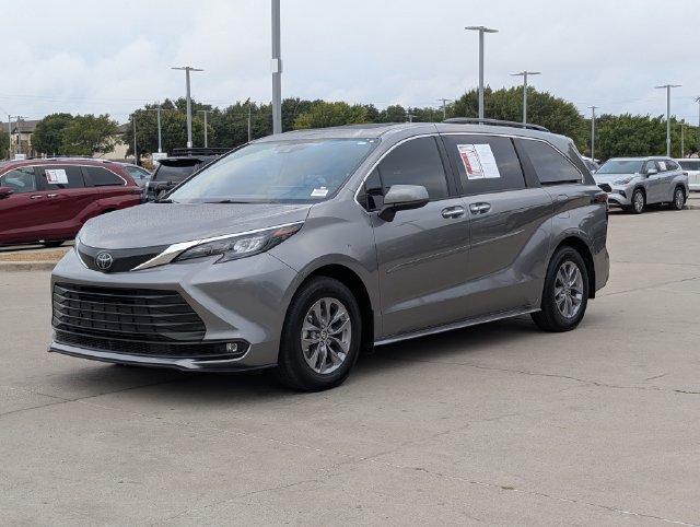 Certified 2026 Toyota Sienna XLE FWD image 10