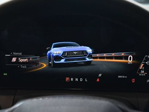 Used 2025 Ford Mustang Coupe RWD image 18