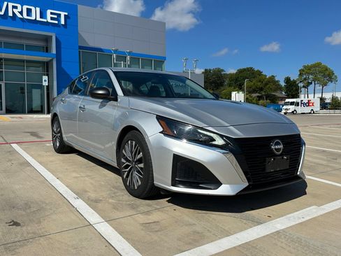 Used 2024 Nissan Altima 2.5 SV FWD image 7