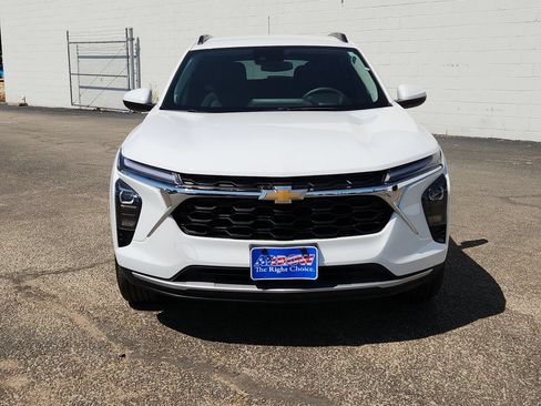 Used 2025 Chevrolet Trax LT FWD image 3