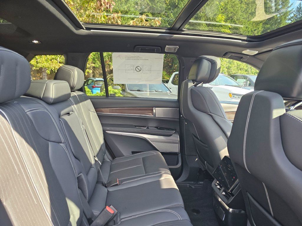 New 2027 Cadillac Vistiq Luxury AWD/4WD image 14