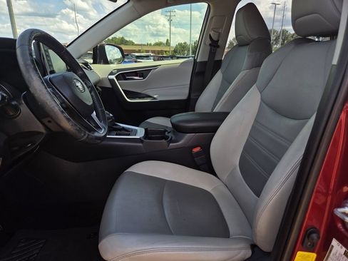 Used 2019 Toyota RAV4 XLE Premium FWD image 13