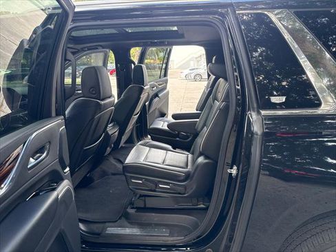 Used 2021 Cadillac Escalade ESV Premium Luxury w/ LPO, Illumination Package AWD/4WD image 18