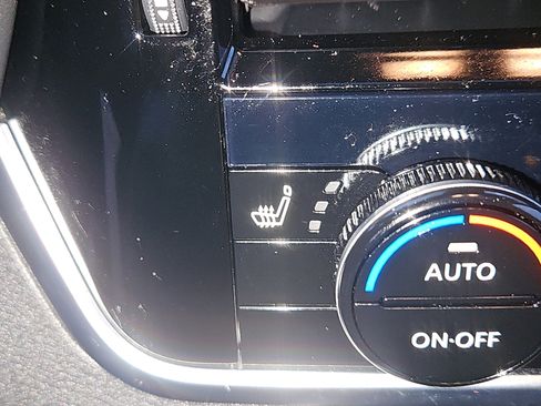 Used 2022 Nissan Rogue SV w/ SV Premium Package image 11