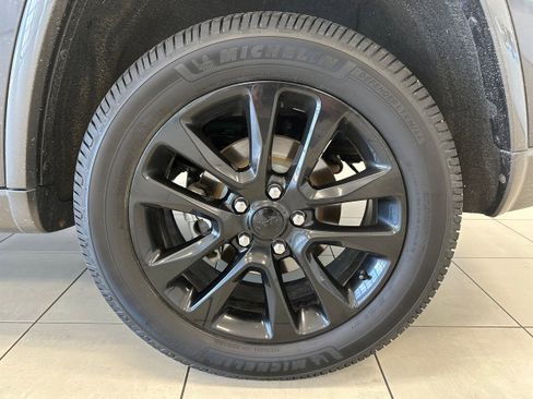 Used 2018 Jeep Grand Cherokee Altitude AWD/4WD image 8