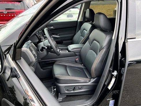 Certified 2025 Nissan Pathfinder SL image 18