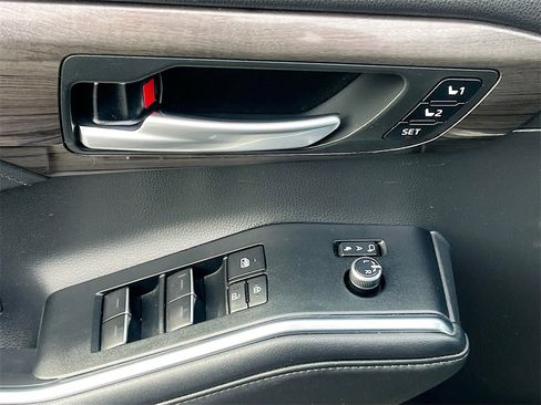 Used 2023 Toyota Highlander Limited image 18