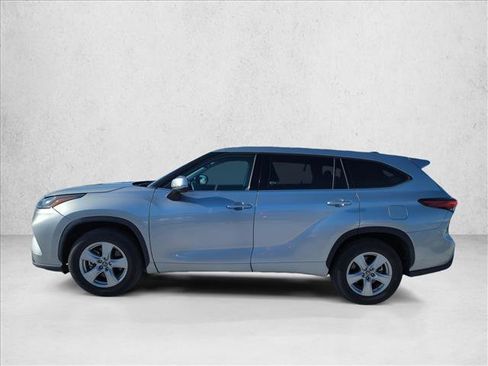 Used 2022 Toyota Highlander LE image 5