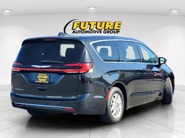 Used 2023 Chrysler Pacifica Touring-L FWD image 4