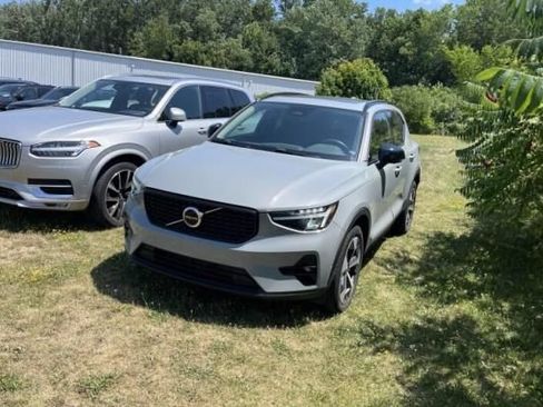 Used 2024 Volvo XC40 B5 Plus w/ Climate Package AWD/4WD image 2