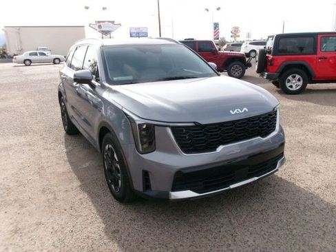 Used 2025 Kia Sorento S w/ Panoramic Sunroof Package image 4