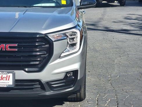 Certified 2024 GMC Terrain SLT w/ Infotainment Package II image 3