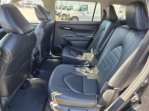 Used 2023 Toyota Highlander XLE image 11