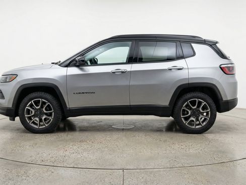 Used 2025 Jeep Compass Trailhawk AWD/4WD image 5