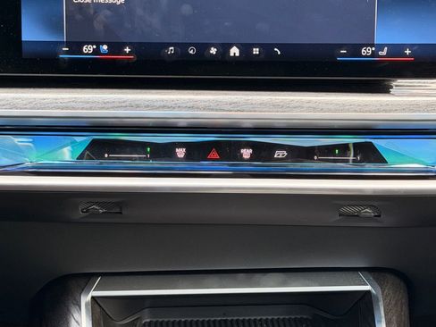 Used 2025 BMW 760i xDrive AWD/4WD image 18