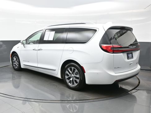 Used 2022 Chrysler Pacifica Pinnacle FWD image 4