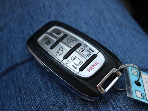 Used 2022 Chrysler Pacifica Touring-L image 25