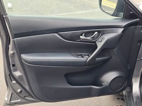 Used 2019 Nissan Rogue SV image 19