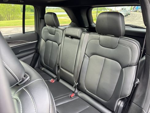 Used 2025 Jeep Grand Cherokee Limited w/ Luxury Tech Group II AWD/4WD image 37