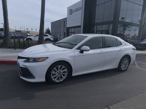 Used 2021 Toyota Camry LE image 3