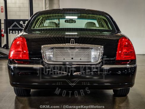 Used 2010 Lincoln Town Car Signature Limited image 44