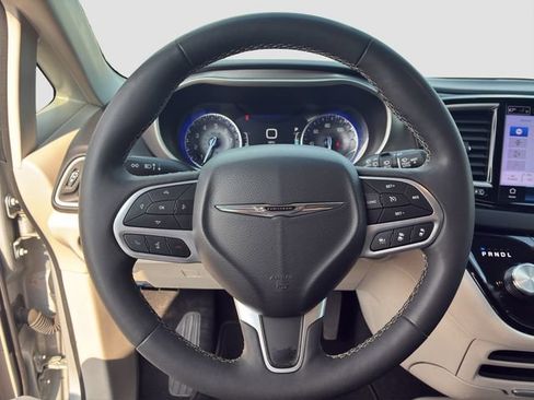 Used 2024 Chrysler Pacifica Touring-L FWD image 18