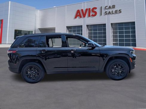 Used 2025 Jeep Grand Cherokee Altitude AWD/4WD image 5