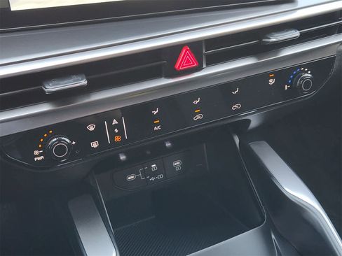 Certified 2025 Kia Sorento LX image 18