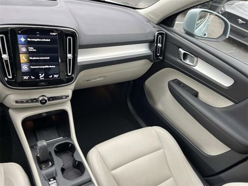 Used 2019 Volvo XC40 T4 Momentum image 15