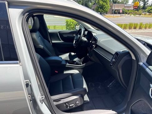 Certified 2025 Volvo XC40 B5 Plus AWD/4WD image 13