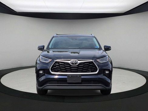 Used 2021 Toyota Highlander XLE AWD/4WD image 3