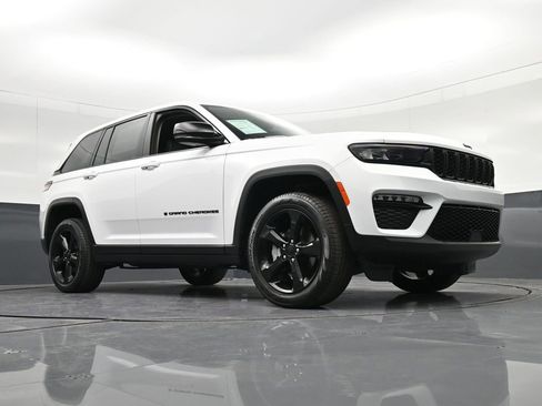 Used 2024 Jeep Grand Cherokee Limited w/ Black Appearance Package AWD/4WD image 36