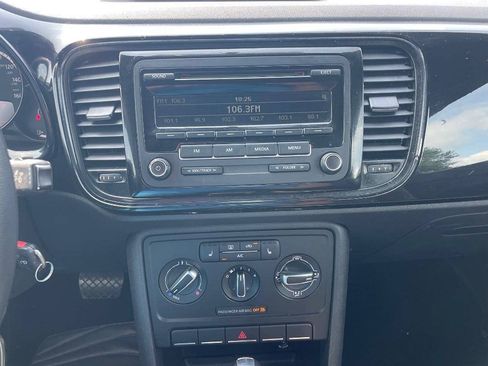 Used 2015 Volkswagen Beetle 1.8T Classic FWD image 18