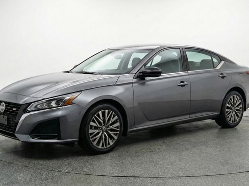 Used 2025 Nissan Altima 2.5 SV FWD image 3