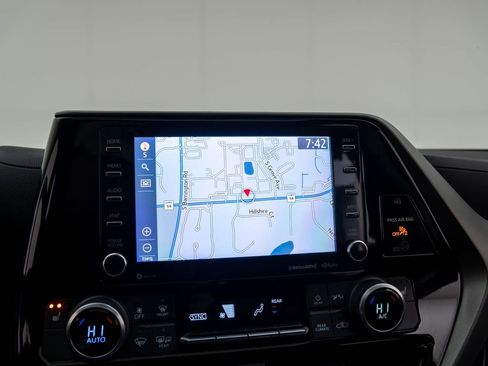 Used 2022 Toyota Highlander XLE image 24