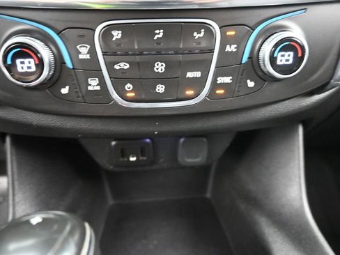 Used 2019 Chevrolet Traverse LT FWD image 17