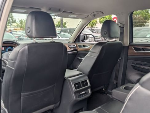 Used 2024 Volkswagen Atlas SE AWD/4WD image 19
