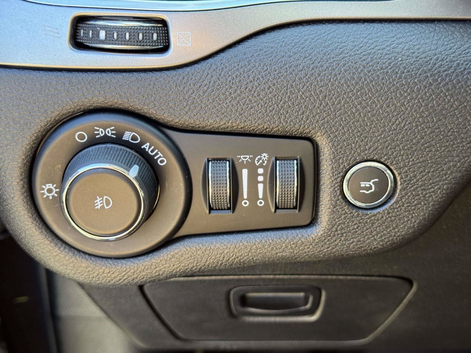 Used 2019 Jeep Cherokee Limited AWD/4WD image 17