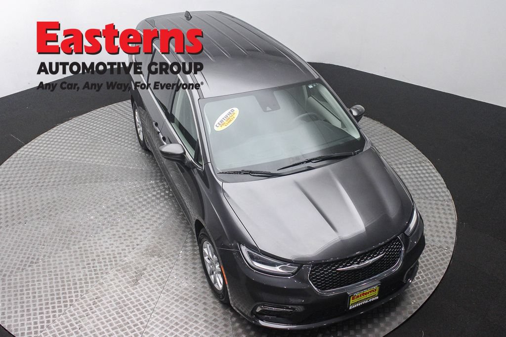 Used 2023 Chrysler Pacifica Touring-L FWD image 4