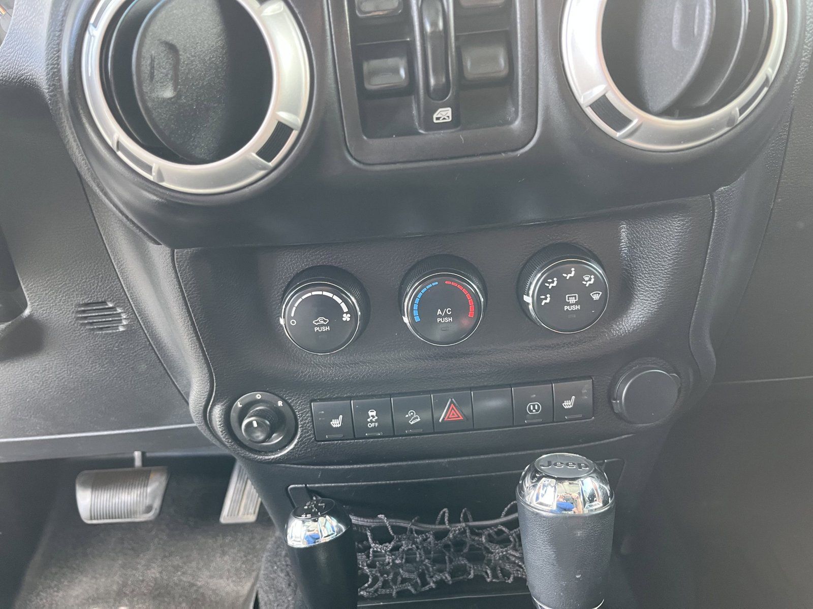 Used 2017 Jeep Wrangler Unlimited Sahara w/ Connectivity Group AWD/4WD image 17