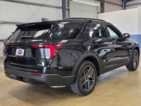 Used 2025 Ford Explorer ST-Line w/ ST-Line Street Pack image 4
