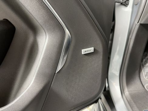 Used 2024 GMC Yukon SLT w/ SLT Luxury Package image 19