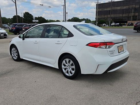 Used 2021 Toyota Corolla LE FWD image 4