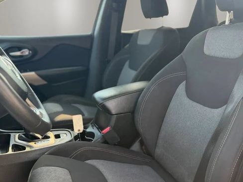 Used 2018 Jeep Cherokee Latitude FWD image 11