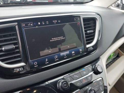 Certified 2024 Chrysler Pacifica Touring-L image 14