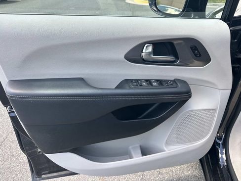Used 2024 Chrysler Pacifica Touring-L FWD image 17