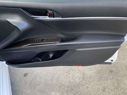 Used 2024 Toyota Camry SE image 11