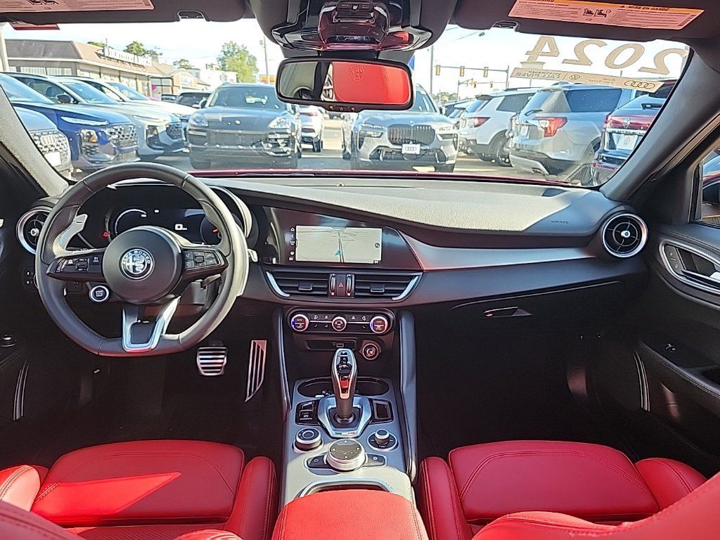 Used 2024 Alfa Romeo Giulia Veloce AWD/4WD image 17